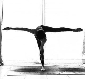 @heln83 yoga yogapractice balance twist blackandwhite shadow namaste