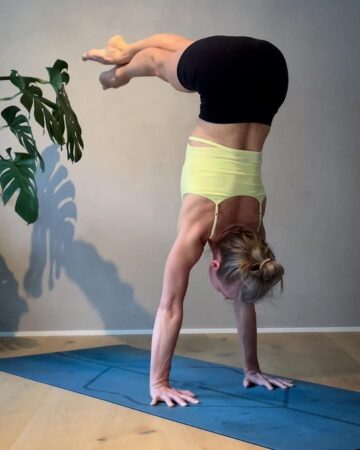 AloHandstandLovers Day 6 Today we add PIKE to the
