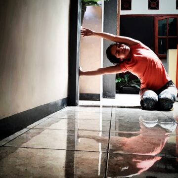 Dewi Hapsari Day 2x20e3 of YogaBoost with @cyogalife SideBend or