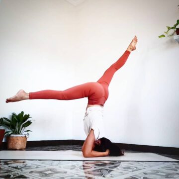 Dewi Hapsari Day 5x20e3 of YogaBoost with @cyogalife Helicopter legs