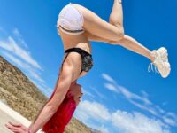 Mindful Yoga Pose Beauty Asana Olga ⠀ @olgaupsidedown ⠀ ⠀
