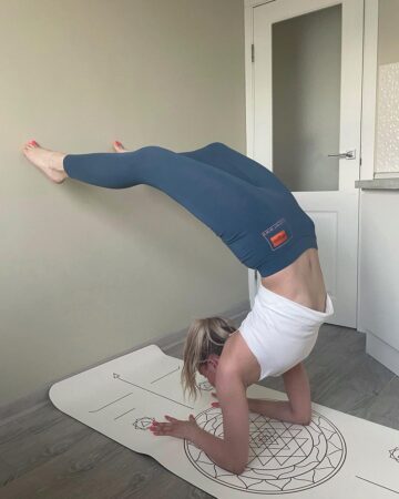 Olga Yoga 🧘‍♀️💜🕉️ Day 1x20e36x20e3 of BackMend with @cyogalife