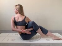 Olga Yoga 🧘‍♀️💜🕉️ Day 1x20e37x20e3 of BackMend with @cyogalife