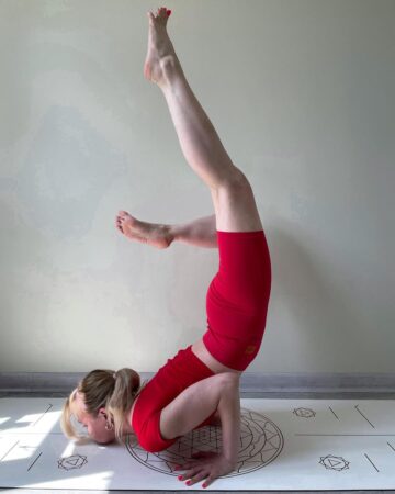 Olga Yoga 🧘‍♀️💜🕉️ Day 2x20e32x20e3 of BackMend with @cyogalife