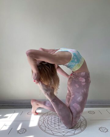 Olga Yoga 🧘‍♀️💜🕉️ Day 2x20e33x20e3 of BackMend with @cyogalife