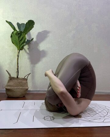 Olga Yoga 🧘‍♀️💜🕉️ Day 2x20e34x20e3 of BackMend with @cyogalife