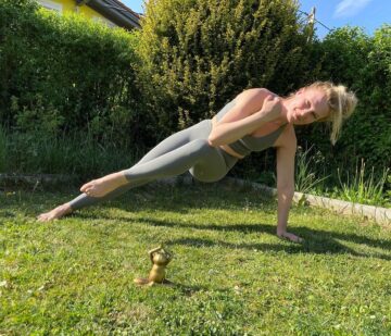 Sara Yogateacher Day 4 of our TheJoyOfPlanks Side Plank
