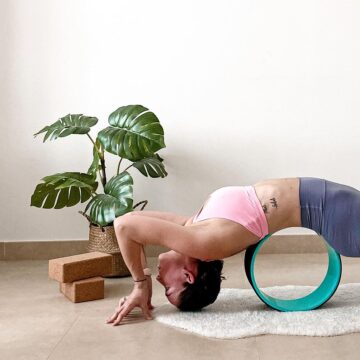 𝕄𝕒𝕟𝕠𝕟 ✩ 𝕐𝕠𝕘𝕒 𝕥𝕖𝕒𝕔𝕙𝕖𝕣 ☾ Using a yoga wheel to