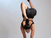 DIVYA AGGARWAL YOGA TRAINER Twisting in handstand @yogasutraphotography
