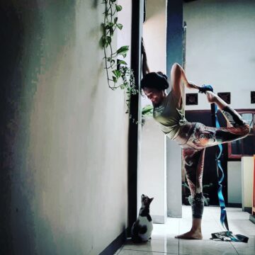 Dewi Hapsari Day 3 of StrongCoreYogis yoga challenge kingdancerpose with
