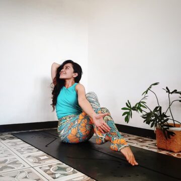 Dewi Hapsari Day 6 of AlofUsTwist yoga challenge Any seatedtwistpose