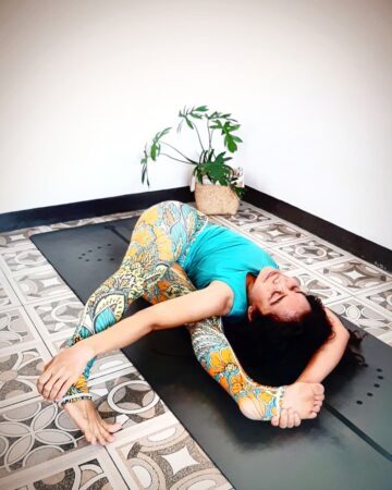 Dewi Hapsari Day 7 of AlofUsTwist yoga challenge Any supinepose