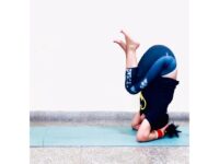 Just Hustle sirsasana headstand yoga yogisofinstagram yogini fitn