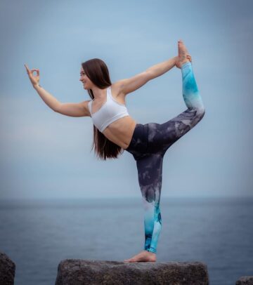 KIANA NG Yoga Handstands 24 HOURS TIL LAUNCH⁠⠀