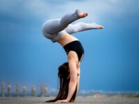 KIANA NG Yoga Handstands Happy Sunday ⠀ ⠀