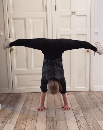 Lotta Sebzda One happy handstand at work before going home