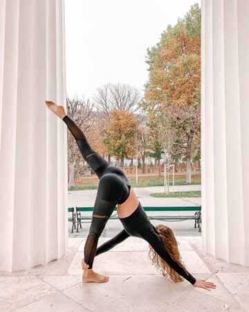 Michelle ☼ Yoga Day 7 aloABCs ⁣⁣⁣⁣⁣ 𝐬𝐩𝐨𝐧𝐬𝐨𝐫𝐬⁣⁣⁣⁣⁣ @aloyoga