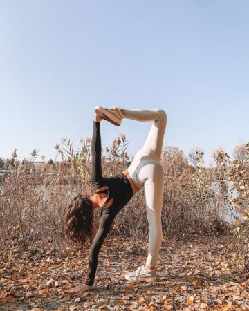 Michelle ☼ Yoga Day 8 aloABCs ⁣⁣⁣⁣⁣ 𝐬𝐩𝐨𝐧𝐬𝐨𝐫𝐬⁣⁣⁣⁣⁣ @aloyoga
