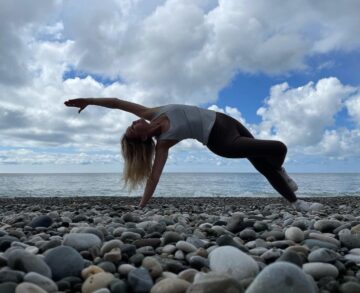 Olga Yoga Blue sky thinking ⠀ ⠀ ⠀ yogaoutdoors