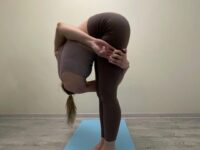 Olga Yoga 🧘‍♀️💜🕉️ Day 1x20e32x20e3 of ANewYearOfYoga with @cyogalife