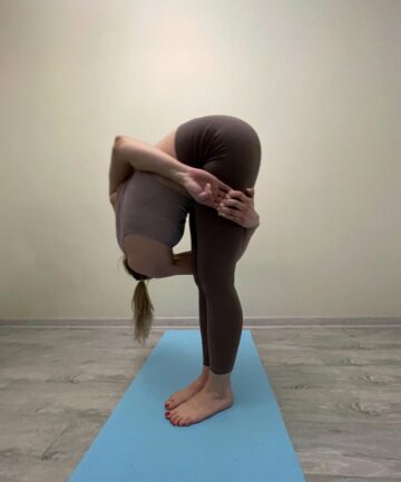 Olga Yoga 🧘‍♀️💜🕉️ Day 1x20e32x20e3 of ANewYearOfYoga with @cyogalife