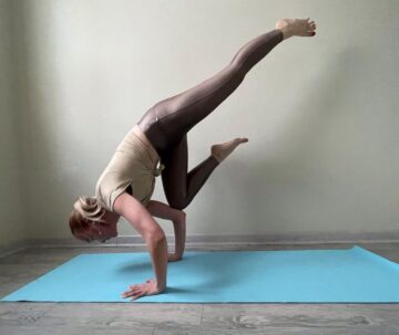 Olga Yoga 🧘‍♀️💜🕉️ Day 9x20e3 of ANewYearOfYoga with @cyogalife
