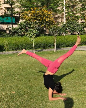 Riya Bhadauria yogalove yogainspiration yoga yogapractice pinchamayurasana pinchapractice