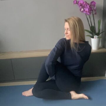 Sara Yogateacher YogiIntentions2021 Jan 11 15 Day2 DIET twisted