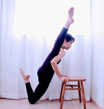 Seonia Lizard pose practice using chair Bring your leg as