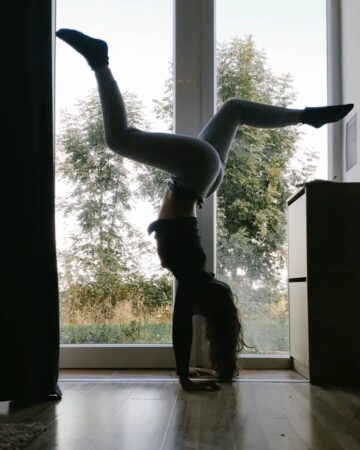 Yogini swipe to see my raw handstand practice atm