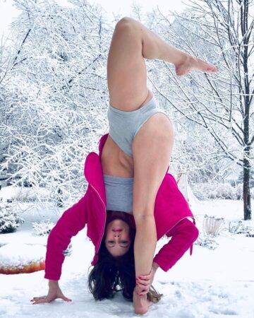 yoga trainingexercises Posted • @yoga trainingexercises @ellegrover Winter knows to hush still