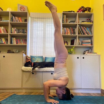 𝕄𝕖𝕖𝕟𝕒 𝕊𝕚𝕟𝕘𝕙 Day 4 of yogisummercheckin Headstand always makes me