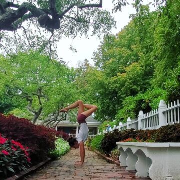 1640563545 Angela @baddyoga Yoga in the park for flowerfriday forearmfriday flexfriday frida