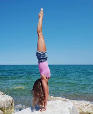 @ Yoga Friends @ yoga friends Reposted from @yana suiarko LEZIONI DI VERTICALISMO ONLINE PER INFO