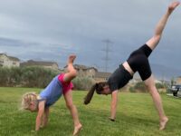 Alex Fleischel YOGA Teacher @the6footyogi Mother daughter handstand practice ♡︎