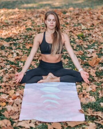 Andrea • Yoga Teacher @yogaofcourse Hey you Yes you ⠀⠀⠀⠀⠀⠀⠀⠀⠀ Close