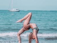 Andrea • Yoga Teacher @yogaofcourse Strength with softness ⠀⠀⠀⠀⠀⠀⠀⠀⠀ Flow with