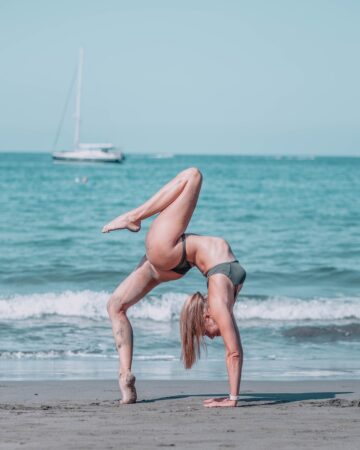 Andrea • Yoga Teacher @yogaofcourse Strength with softness ⠀⠀⠀⠀⠀⠀⠀⠀⠀ Flow with