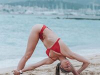 Andrea • Yoga Teacher @yogaofcourse Twist pose change your perspective