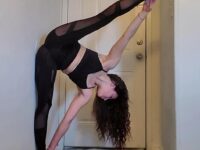 Angela @baddyoga Doorway yoga sundaysplits splitsunday yogalifestyle flexibilit