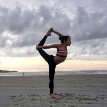 Angela @baddyoga Morning yoga at the beach dancer dancerspose flippedgrip kingdancerpo