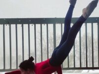 Angela @baddyoga Snowdayyyyyy snowga yogainthesnow armbalance yogastrength yogas