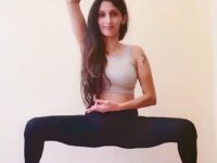 Anjali @myyogajourney ash Day 1 of balancetherapywithyogis Pose toefoot balance Goddess pose