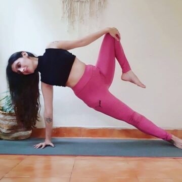 Anjali @myyogajourney ash Day 2 of PlanksEveryWhereYouGo What keeps you motivated to