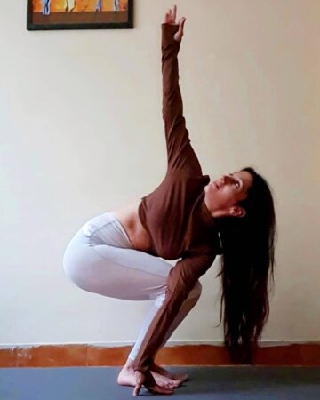 Anjali @myyogajourney ash Day 3 of AloCancerAwareness Pose chair Pose Is it