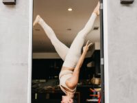 Briohny Smyth Yoga Teacher @yogawithbriohny Conquer Inversions with Positive Thinking Full