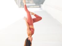 Briohny Smyth Yoga Teacher @yogawithbriohny How to One Arm Hairstand A Step by Step
