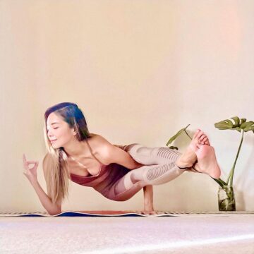 Chika @yoga she day 4︎ any arm balance for letsbalanceyogis challenge The