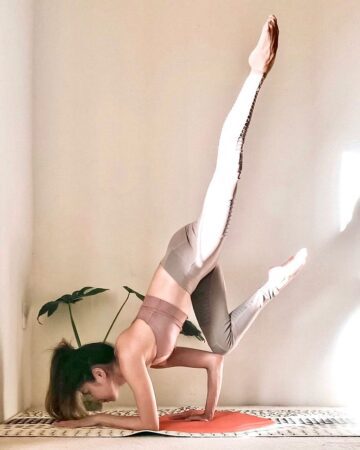 Chika @yoga she day 6︎any balance pose of choice for letsbalanceyogis challenge