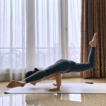 Cindy Fransisca • Yoga Teacher @yogicindy Are you an armbalanceaddict
